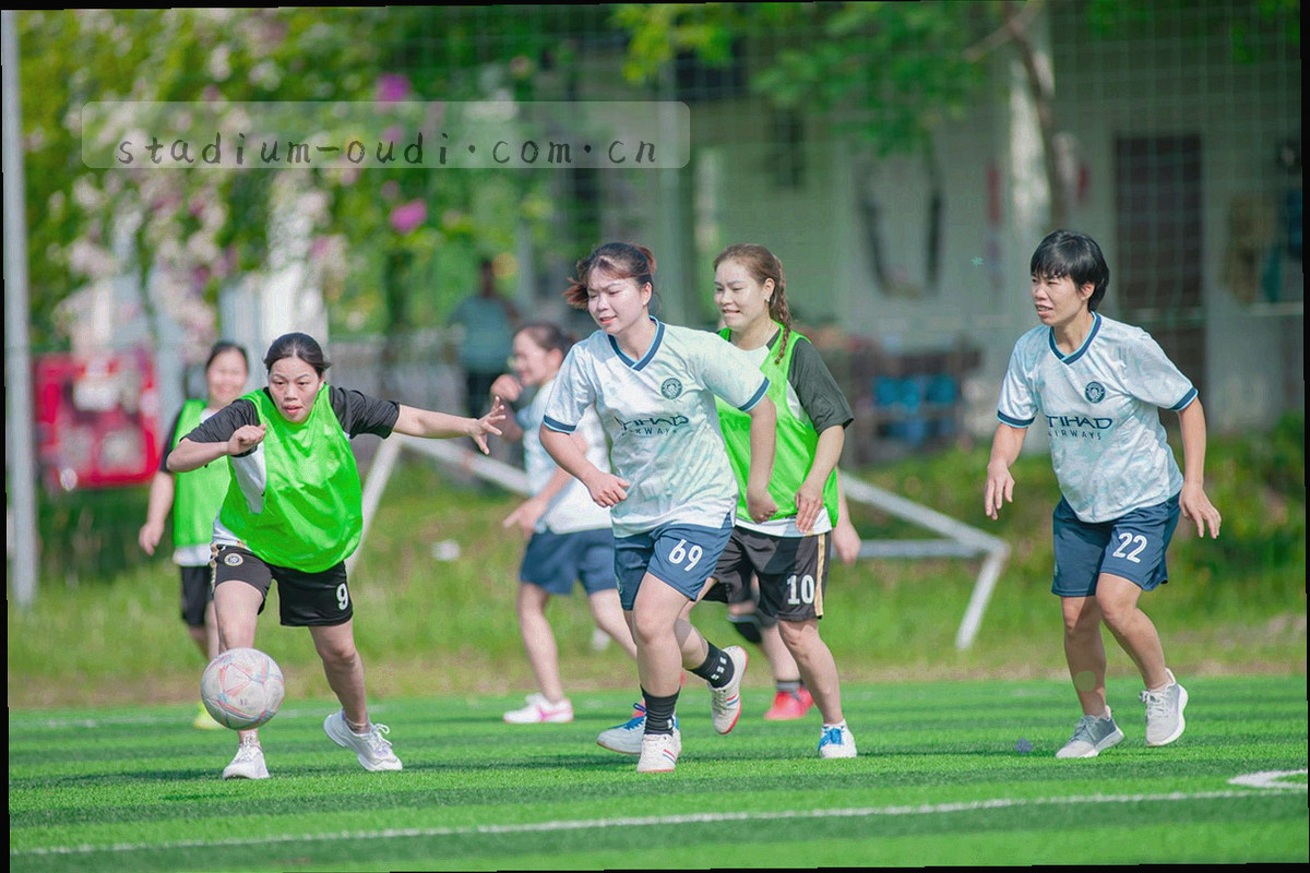 桌面上的战术板、笔记本与耳机特写